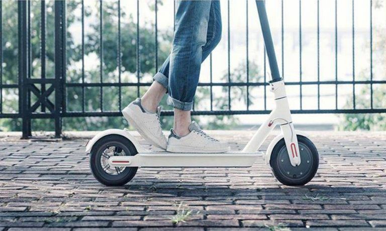 circular con patinete eléctrico