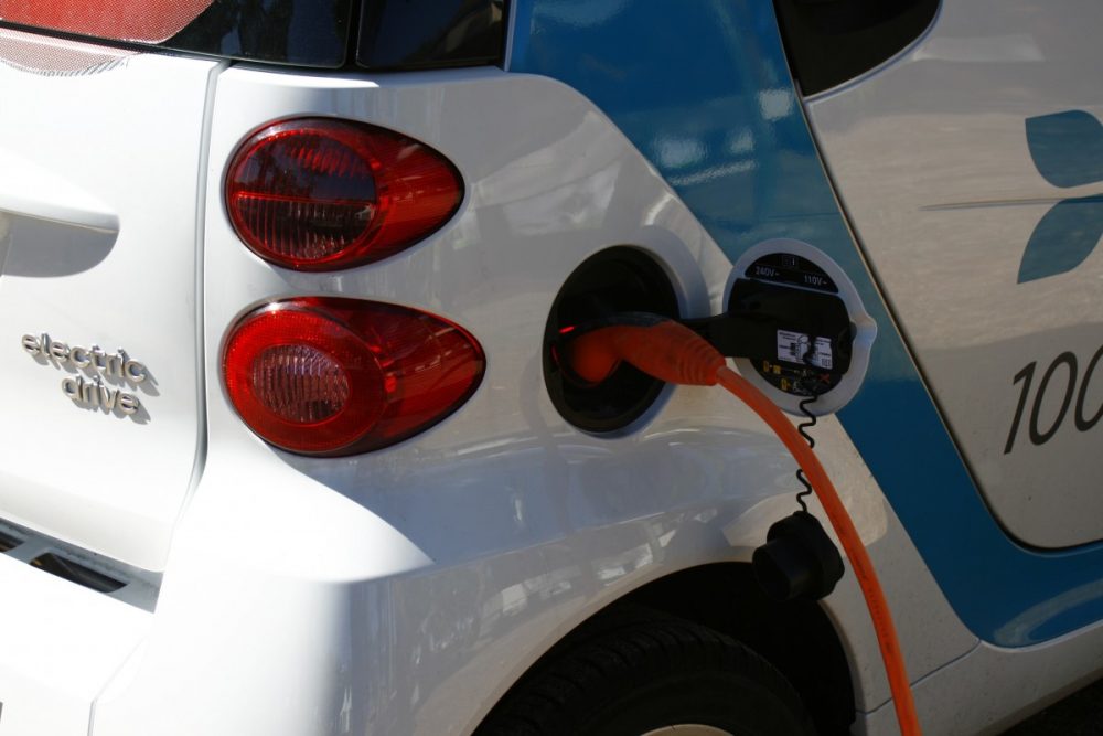 precio de cargar coche electrico en casa