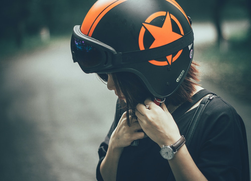 No existe un casco para patinete eléctrico específico: puedes usar el de moto o de bicicleta