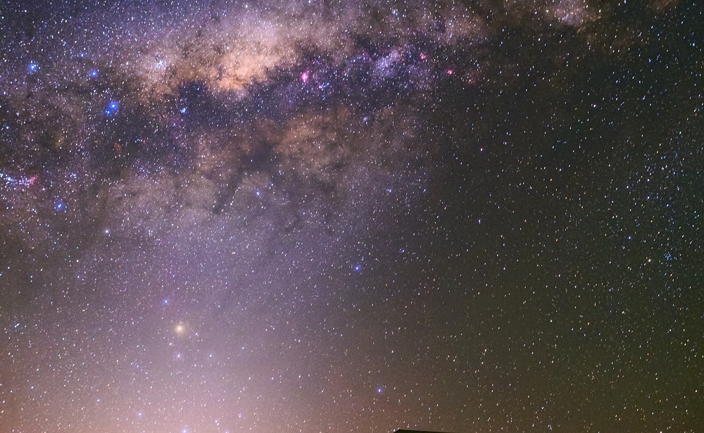Si te preguntas qué es la luz zodiacal, te contamos que se trata de partículas de polvo espaciales