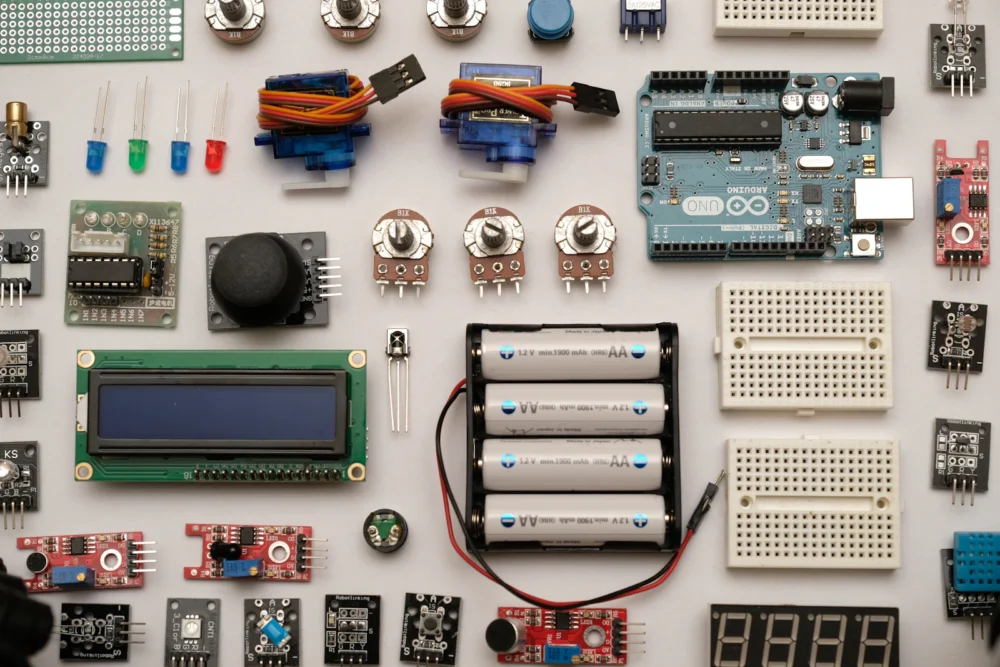 Placa Arduino conectada a una protoboard con LED y cables