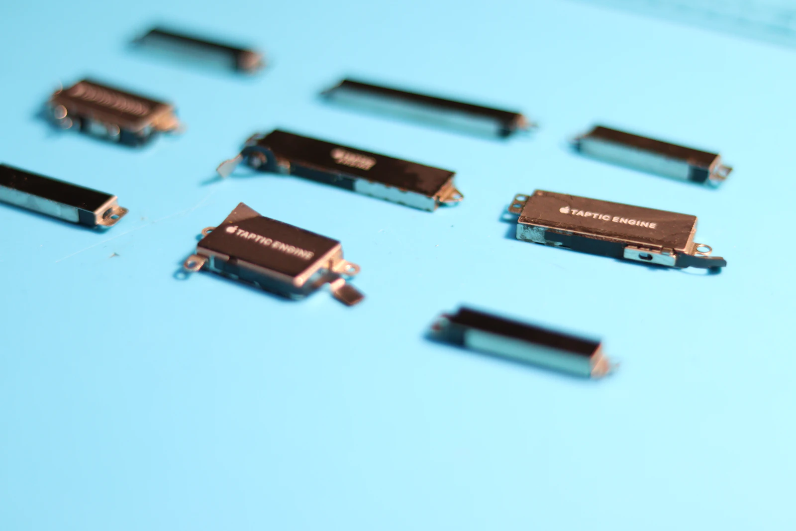 Resistencias, LED y cables sobre una protoboard