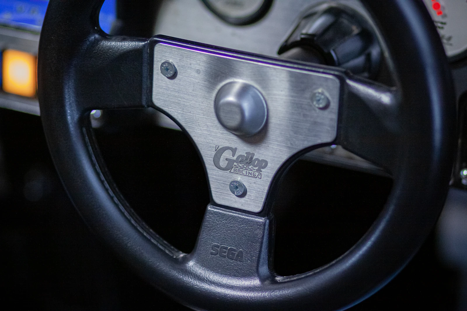 Primer plano de un volante de videojuegos con levas de cambio