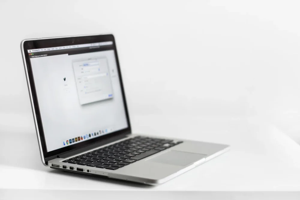 Portátil con un navegador web abierto con varias pestañas