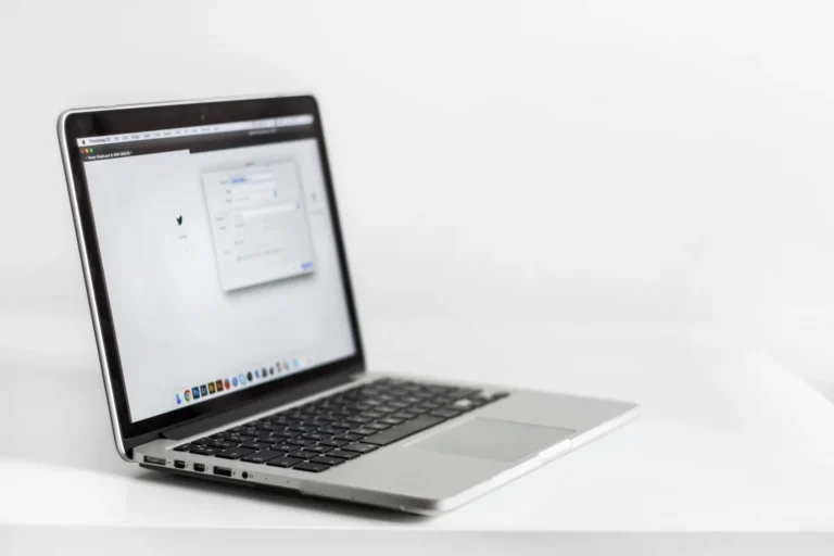 Portátil con un navegador web abierto con varias pestañas
