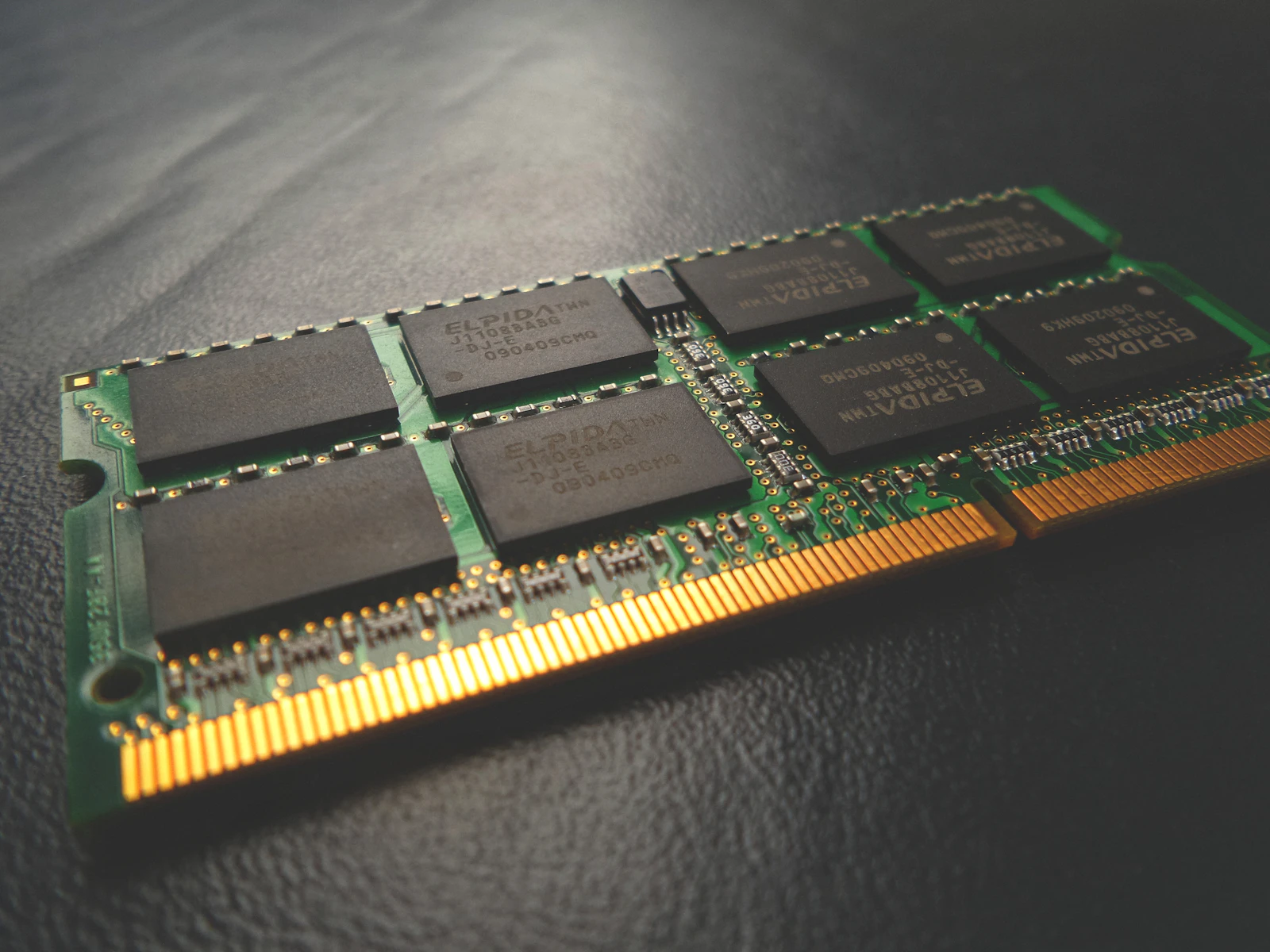 Módulo de memoria RAM sobre una mesa