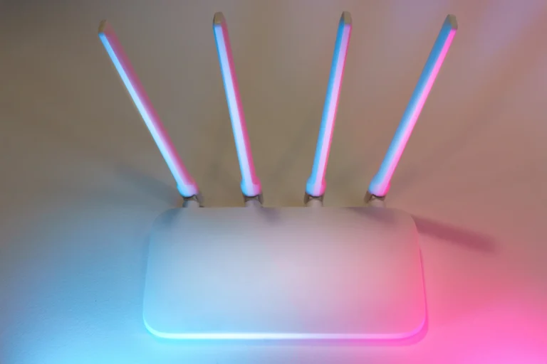 Router inalámbrico con antenas sobre un escritorio